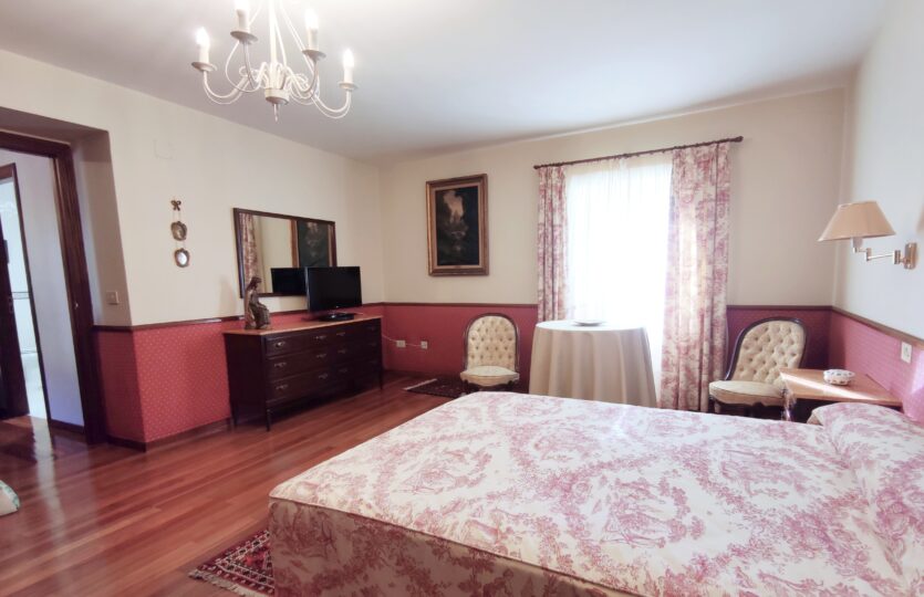En venta casa de piedra con piscina