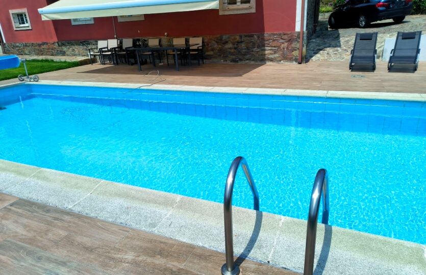 Se vende casa de piedra con piscina