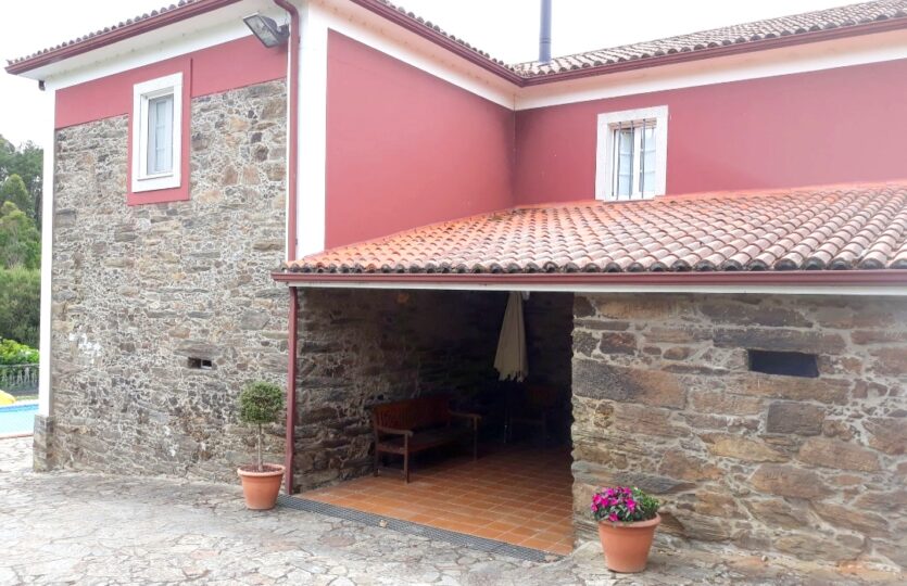 Se vende casa de piedra con piscina