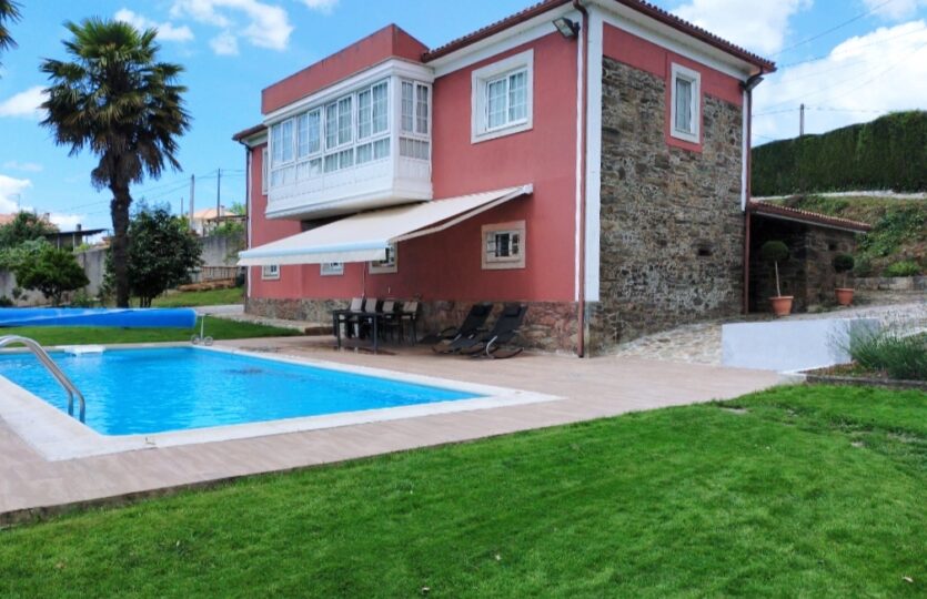 En venta casa de piedra con piscina