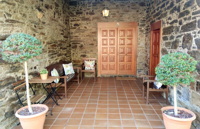 En venta casa de piedra con piscina
