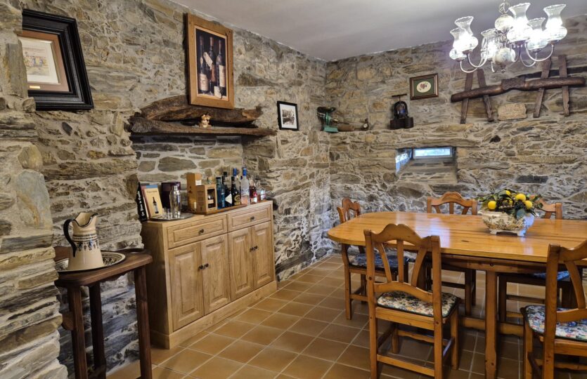 En venta casa de piedra con piscina