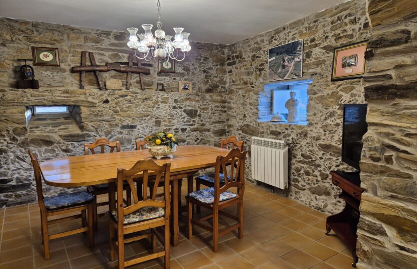 En venta casa de piedra con piscina