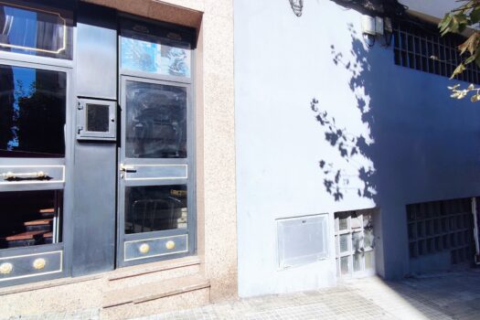 Se vende amplio y soleado local comercial