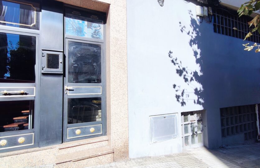 Se vende amplio y soleado local comercial