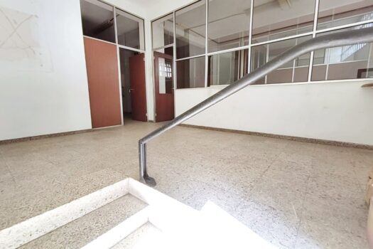 Se vende amplio y soleado local comercial