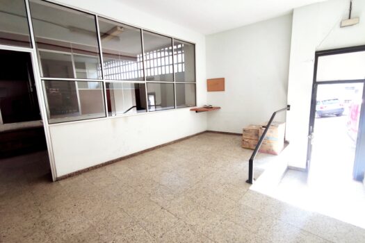 Se vende amplio y soleado local comercial