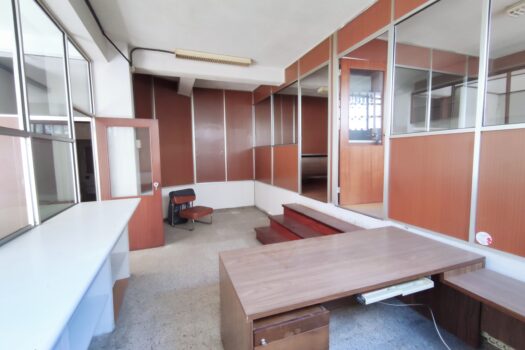 Se vende amplio y soleado local comercial