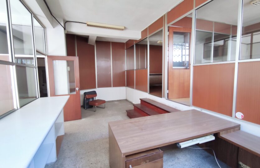 Se vende amplio y soleado local comercial