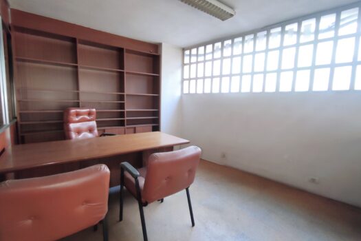 Se vende amplio y soleado local comercial