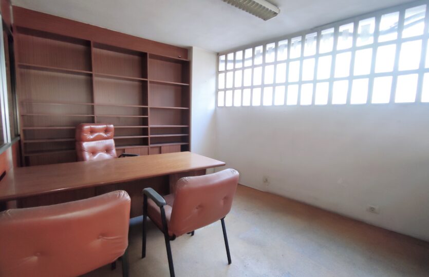 Se vende amplio y soleado local comercial