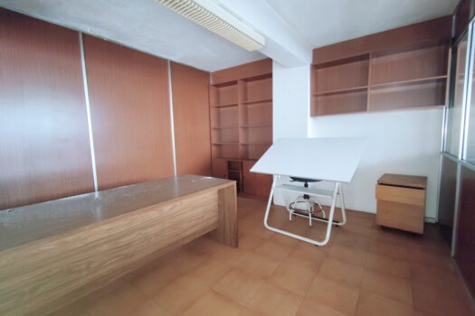 Se vende amplio y soleado local comercial