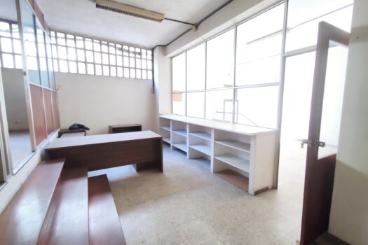 Se vende amplio y soleado local comercial