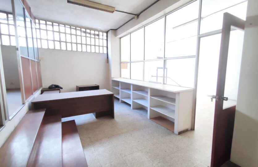 Se vende amplio y soleado local comercial