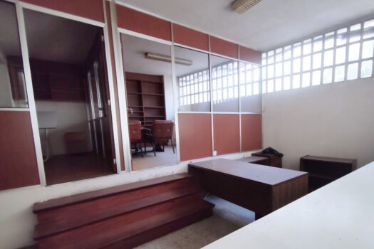 Se vende amplio y soleado local comercial