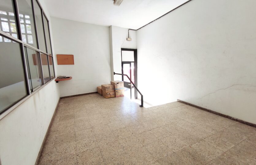 Se vende amplio y soleado local comercial