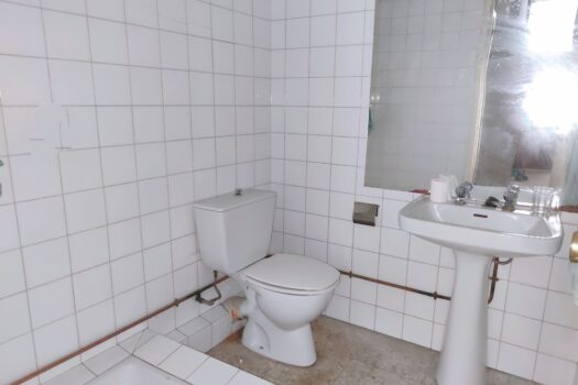 Se vende amplio y soleado local comercial