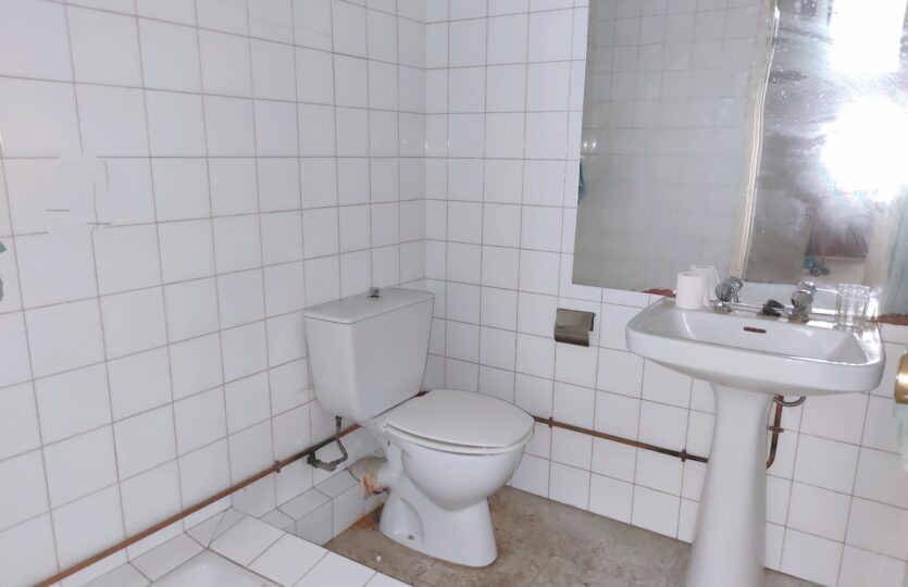 Se vende amplio y soleado local comercial