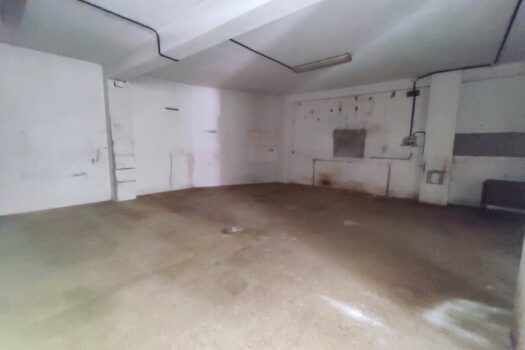 Se vende amplio y soleado local comercial