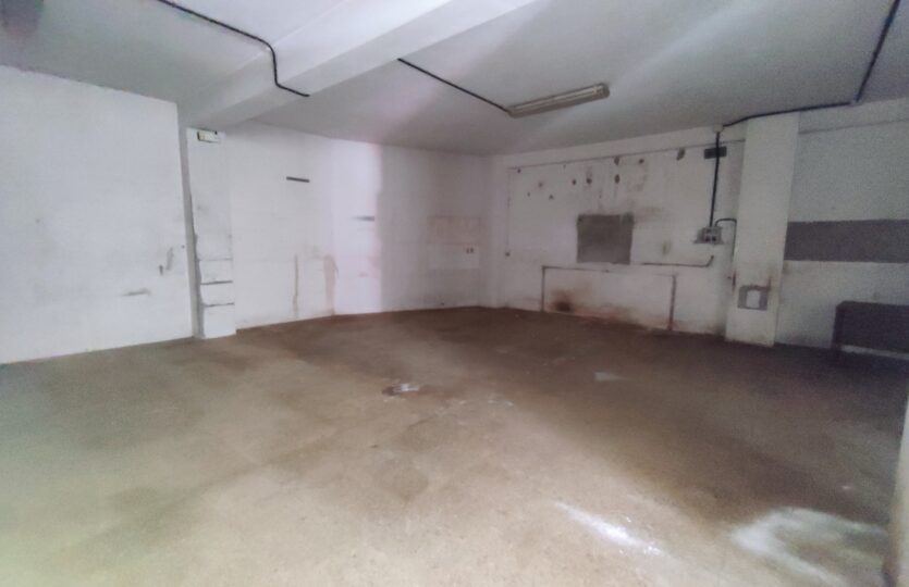 Se vende amplio y soleado local comercial