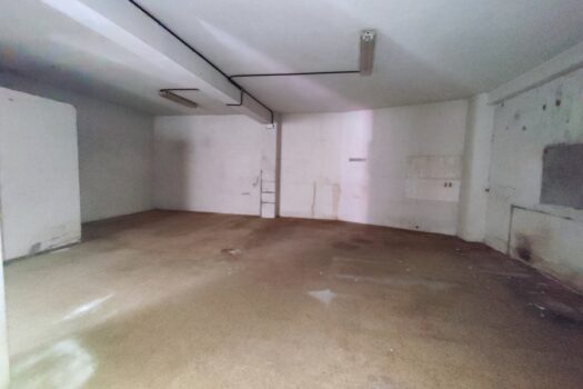 Se vende amplio y soleado local comercial