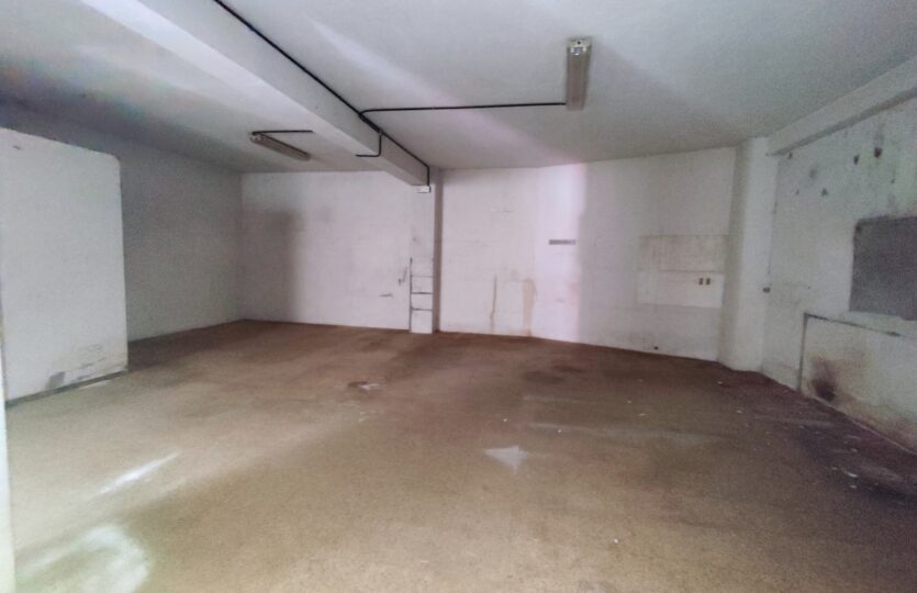 Se vende amplio y soleado local comercial