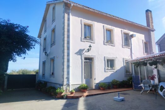 En venta casa con finca en Miño