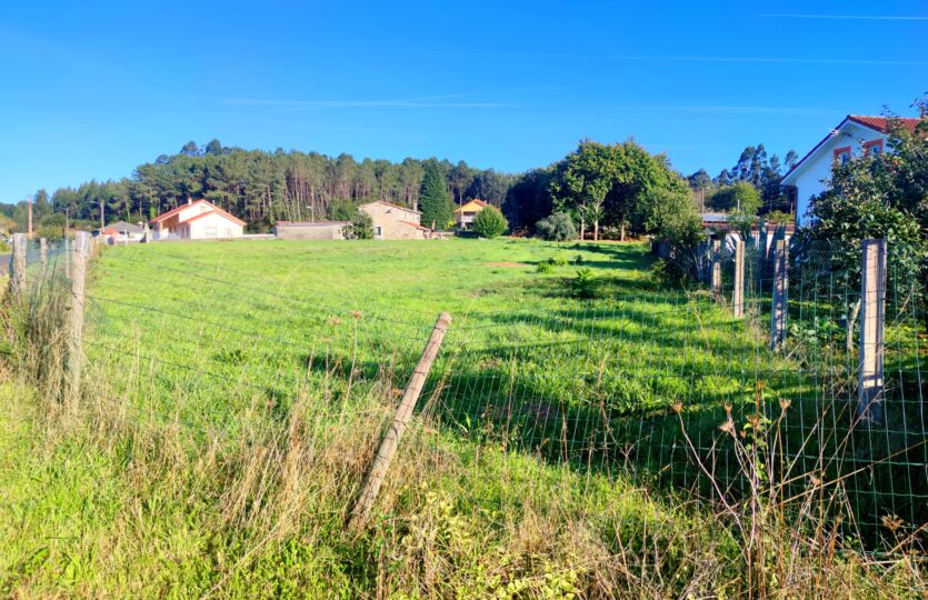 En venta finca urbana en Oza-Cesuras