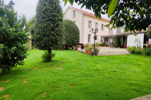 En venta casa con finca en Miño